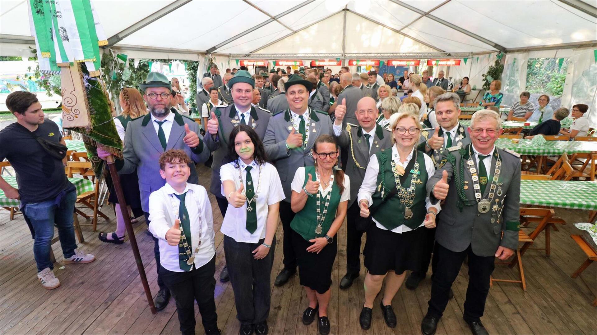 Das neue Wulsbütteler Königshaus (vorn, von links): Jugendvizekönig Emil Baumgarth, Jugendkönigin Johanne Kühne, Vizekönigin Evelyn Schellenberg, Königin Jessica Schnibbe, König Heinz Linke; (hinten, von links): Fahnenträger Immo Fleischer, 2. Vorsitzender Thorben Schnibbe, Vizekönig Joel Tschirra, 1. Vorsitzender Erck Barúmgarth und Sportleiter Tobias Böttjer.