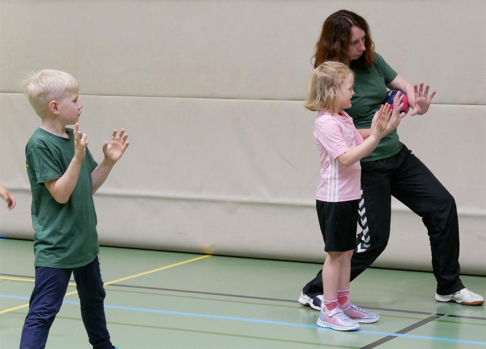 Das richtige Fangen beim Handball ist nicht einfach und muss von Kindesbeinen an geübt werden.