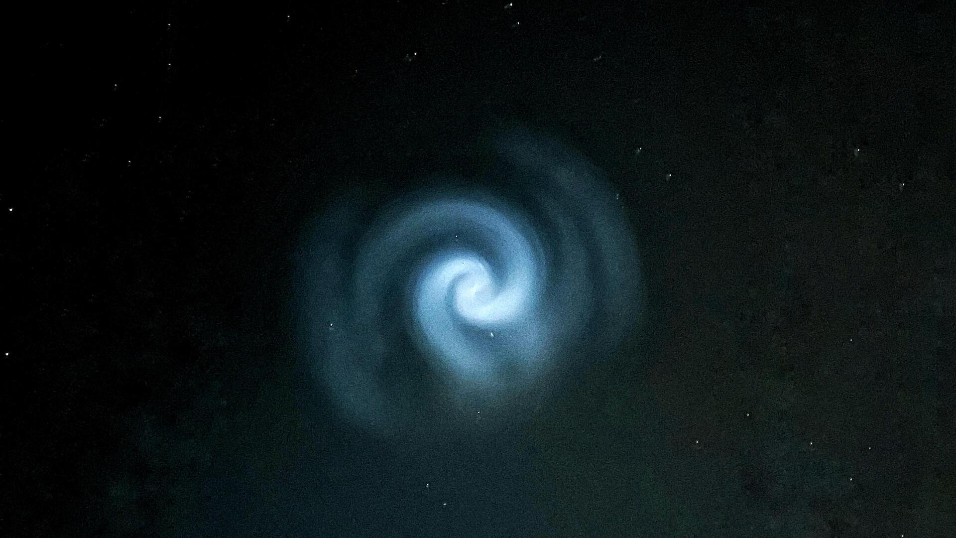 Eine blaue Spirale am Abendhimmel sorgt für Aufregung.