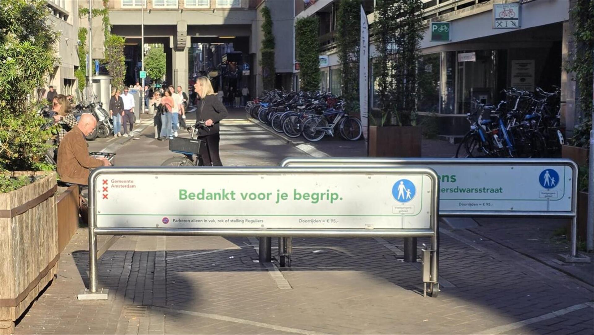 Ein Schild, auf dem auf Niederländisch steht: „Bedankt voor je begrip." Zu Deutsch: „Vielen Dank für Ihr Verständnis.“