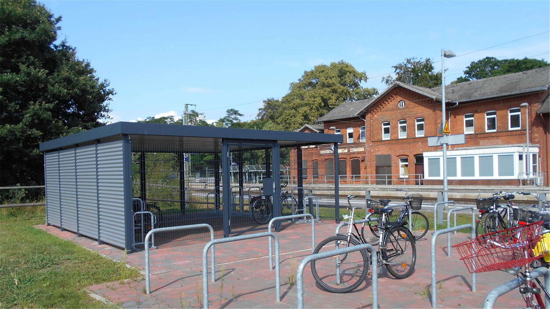 Bahnhof Stubben: Fahrradständer und Bahnhofsgebäude.