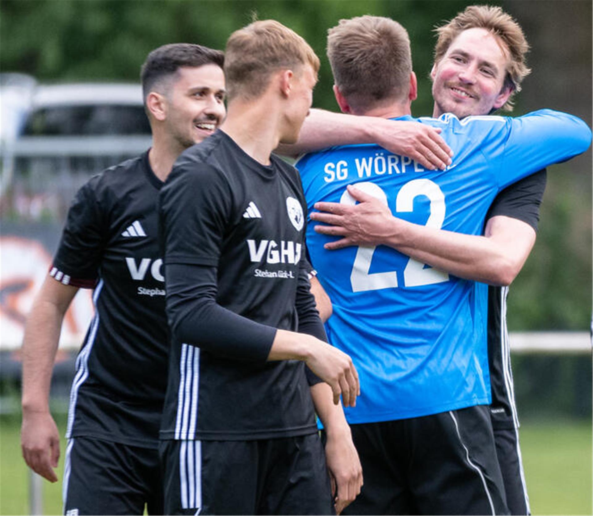 Bülstedt/Vorwerk übernimmt Platz zwei nach 2:0 gegen Scheeßel David Kunsch (Nummer 22) hielt einen Elfmeter und zeigte einige Paraden. Luca Pot-D'or gratulierte nach dem Spiel zur tollen Leistung.