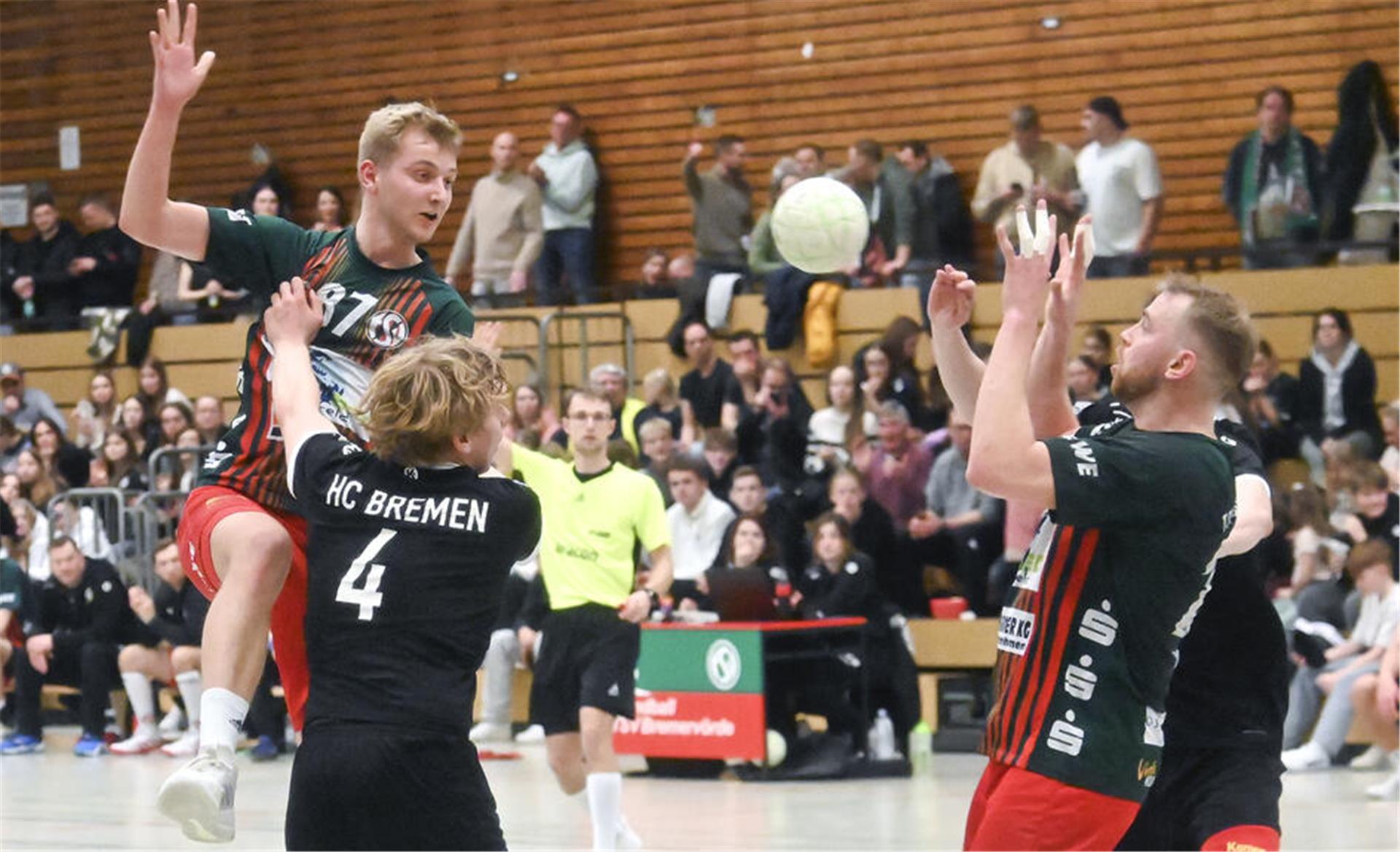 David Meinke (links) glänzte am Sonnabend als Vorbereiter und Torschütze. In dieser Szene bedient er Kreisläufer Jan-Ole Thode, der anschließend die Kugel an HC-Keeper Florian Peterson vorbei ins Netz beförderte.