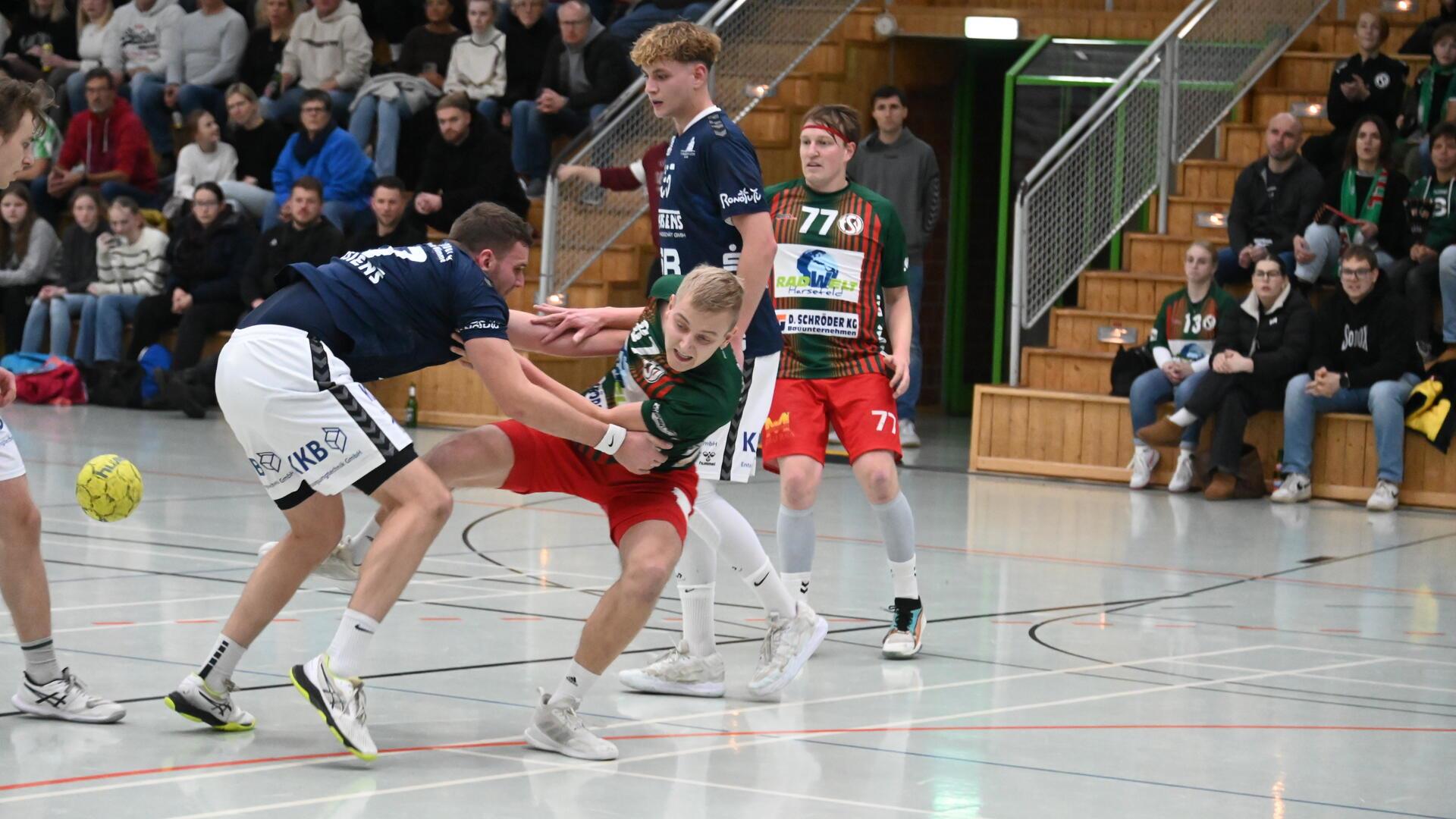 David Meinke wird von Rotenburgs Kilian Behrens gestoppt.