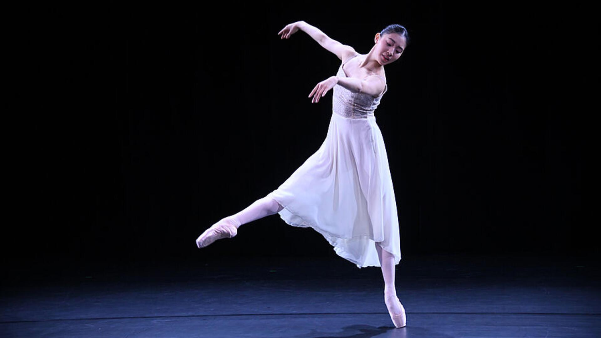 Dawon Yang, hier zu sehen in einer Choreografie, die die Tänzerin im Juni im Fischereihafen zeigte. Am Samstag erhielt sie mit der gesamten Ballett-Compagnie den Bremerhavener Theaterpreis, den Herzlieb-Kohut-Preis.