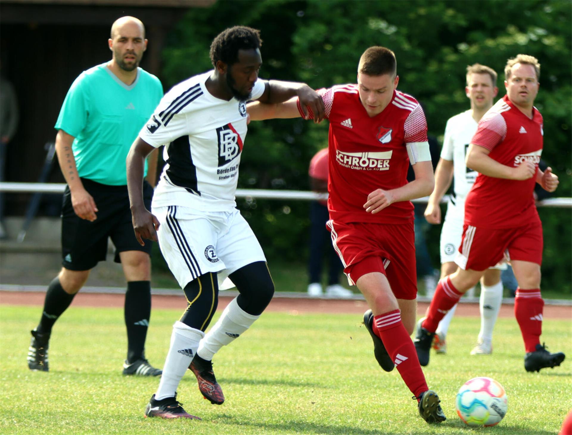 Defensivspieler Marek Schotman (rechts) unterbindet gegnerisches Aufbauspiel.