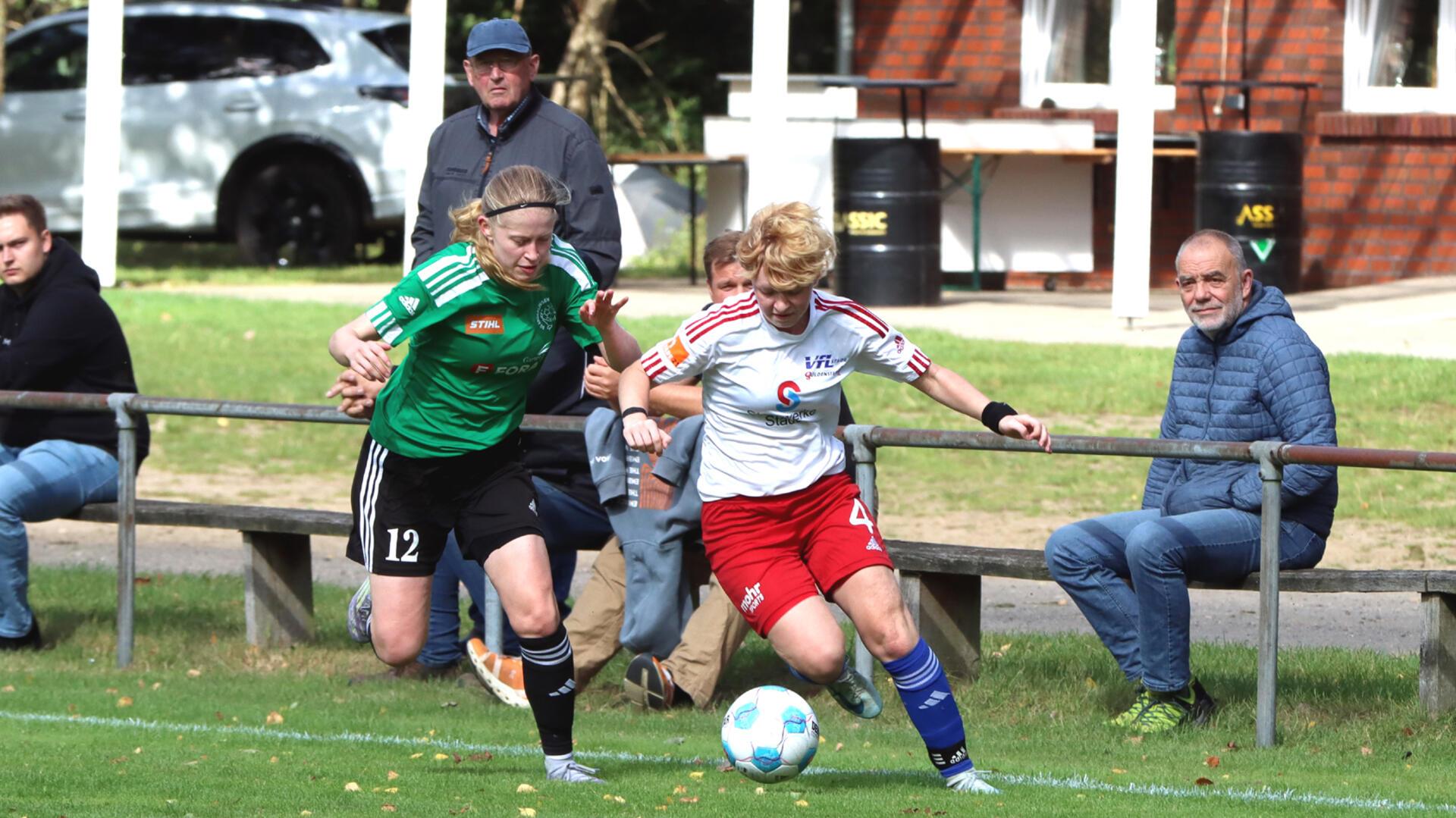 Defensivspielerin Marlene Gerdes (li.) nach Ballverlust im Umschaltmodus.