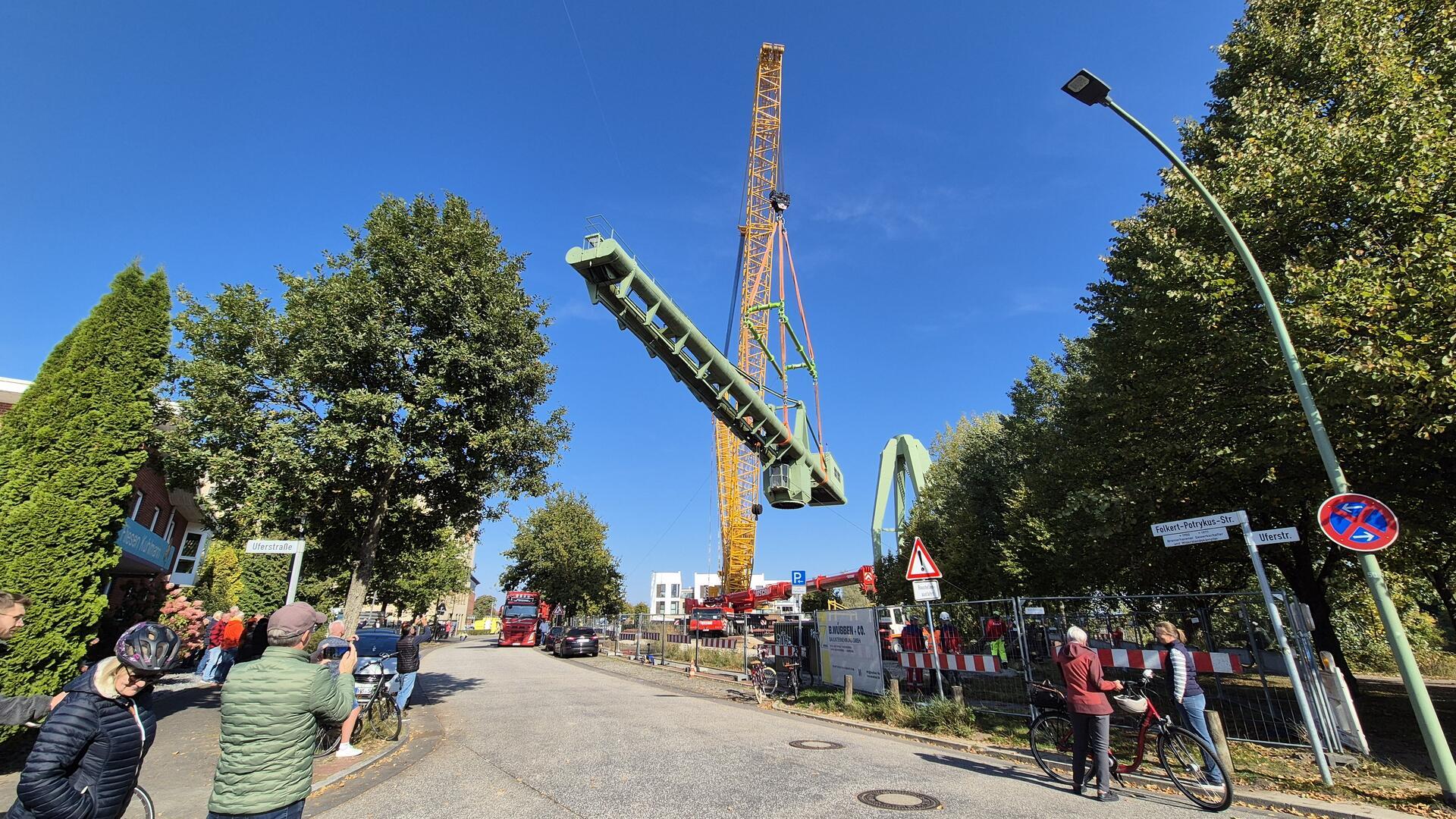 Dem historischen grünen Rickmerskran in Bremerhaven soll es an den Kragen gehen. Am Donnerstag konnte endlich das Oberteil abgenommmen werden.