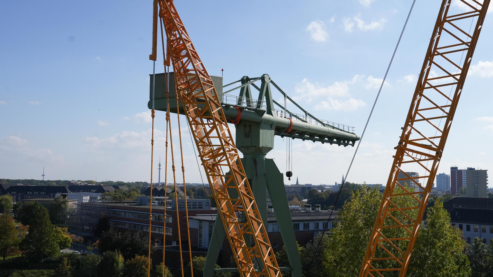 Dem historischen grünen Rickmerskran in Bremerhaven soll es an den Kragen gehen. Spätestens am Donnerstagmorgen soll der obere Teil abgenommen werden.
