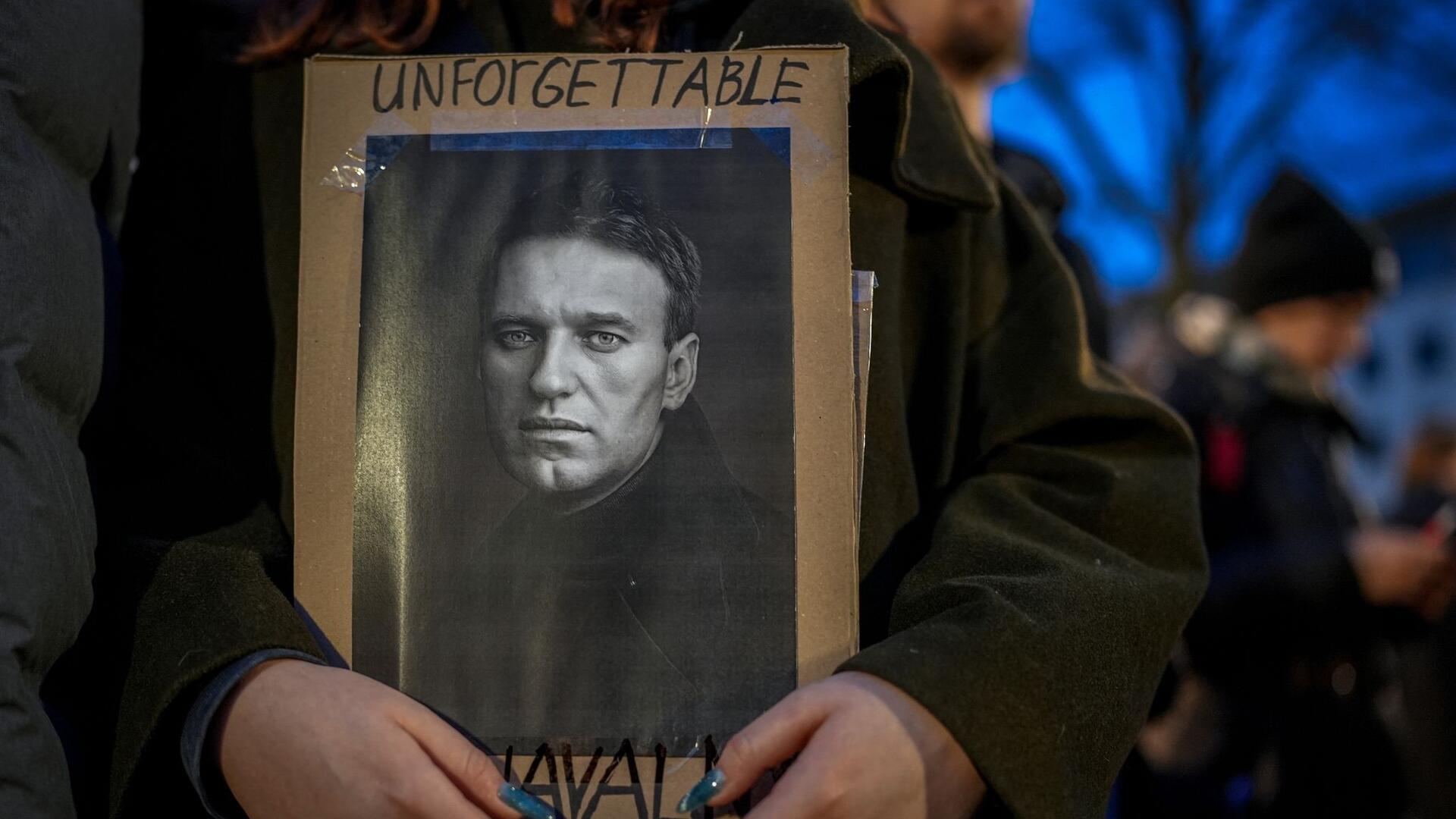 Russische Botschaft: Nawalnys Tod „innere Angelegenheit“ Demonstranten versammeln sich nach dem Tod von Alexej Nawalny mit Schildern vor der russischen Botschaft in Berlin.