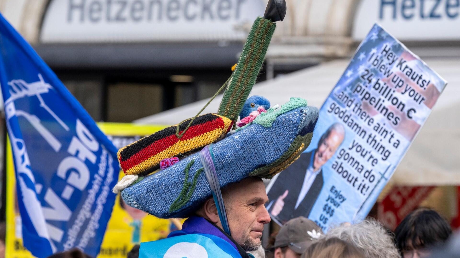 Demonstrantinnen und Demonstranten haben sich in München am Rande der Sicherheitskonferenz versammelt.