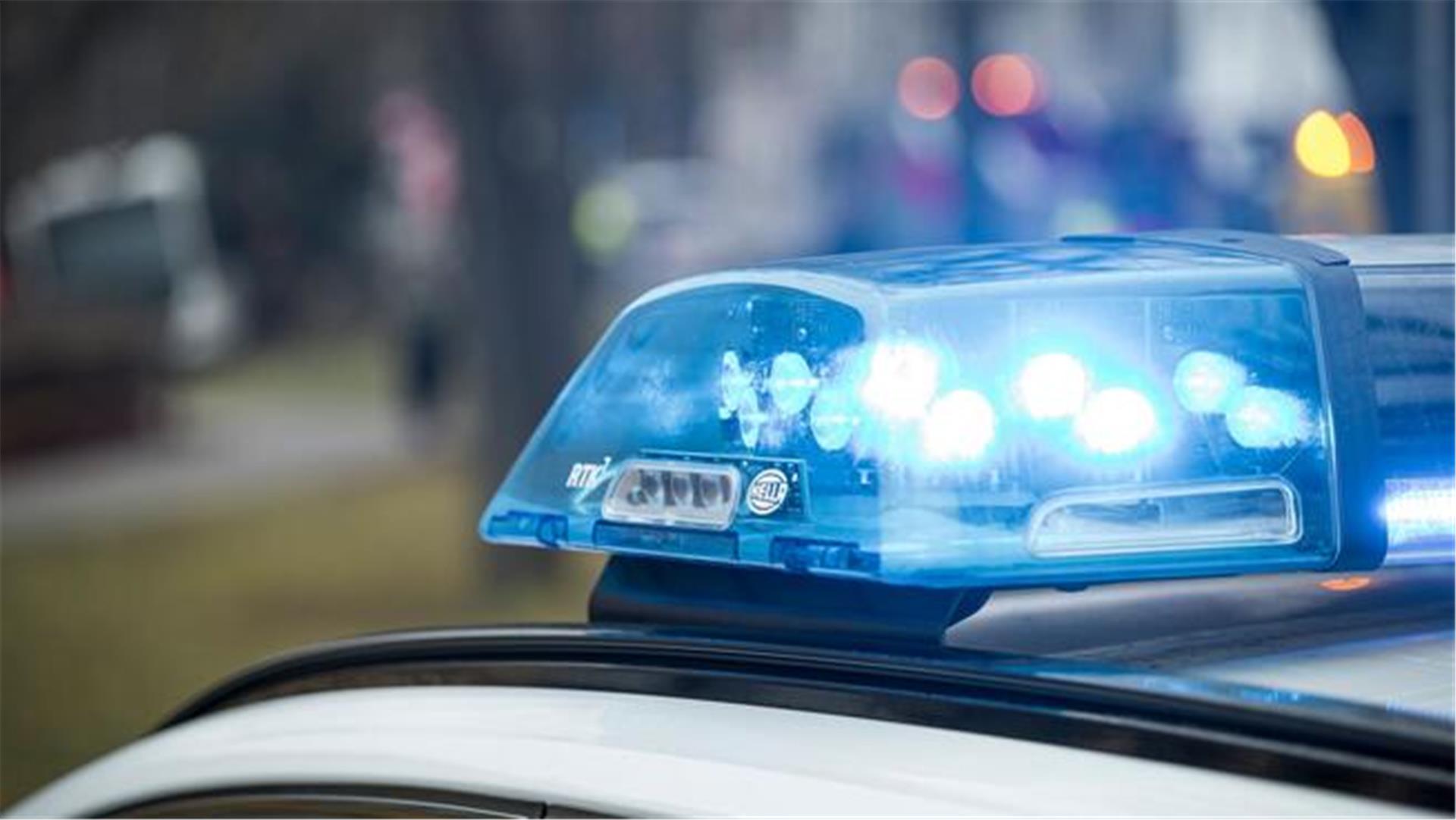 Blaulicht leuchtet auf einem Einsatzfahrzeug der Polizei.