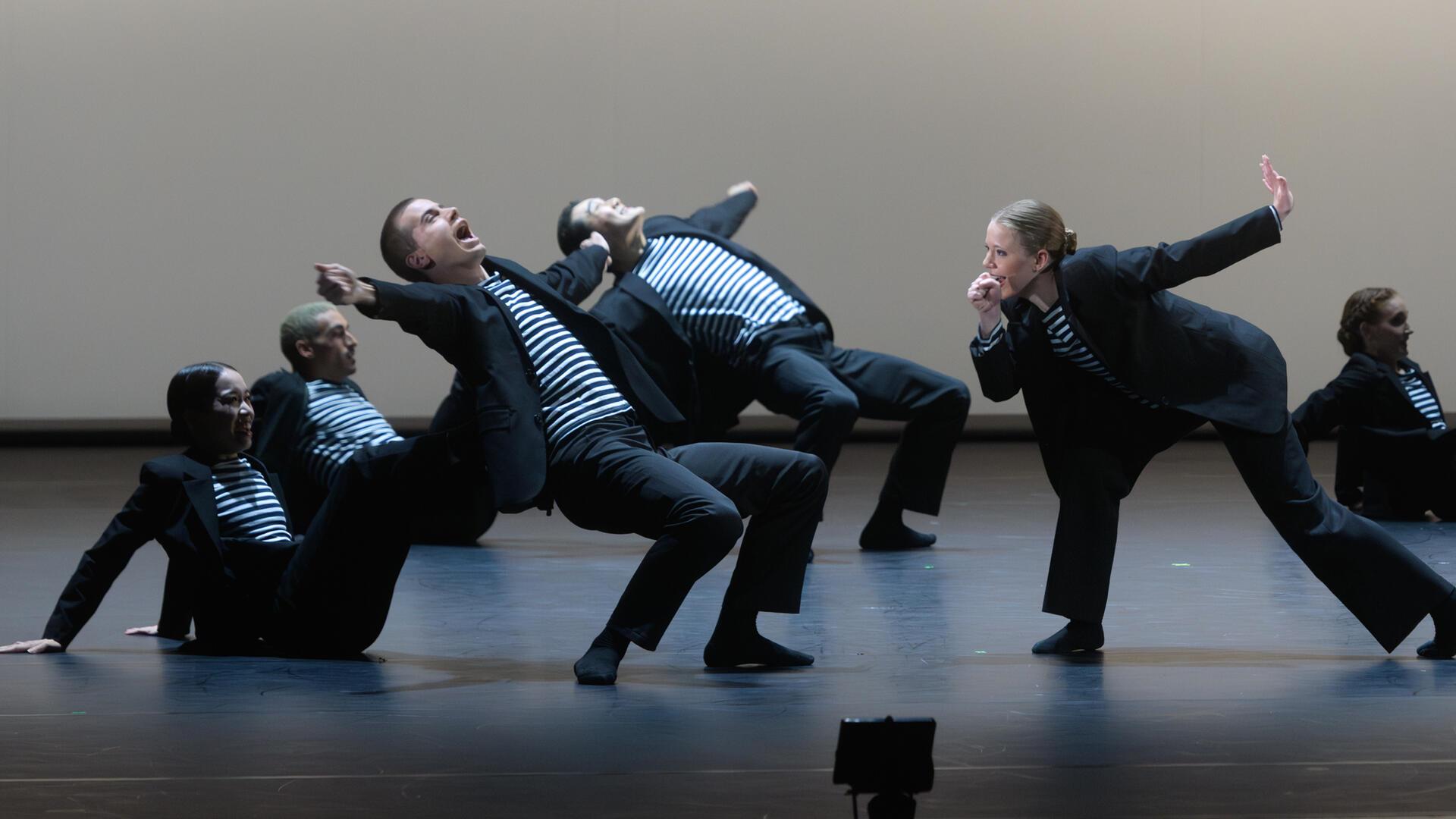 Den Abend eröffneten die Bremerhavener Tänzer und Tänzerinnen mit „Le Fil Rouge“ aus der aktuellen Produktion „Emotions of Dance“.