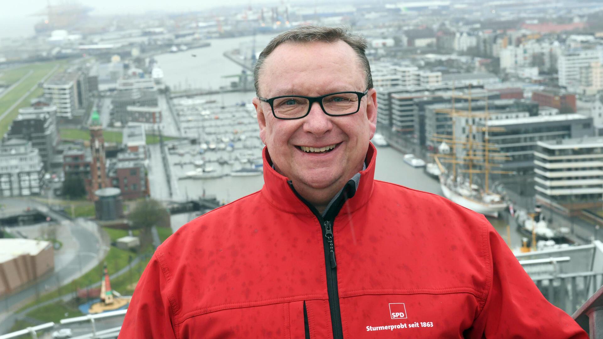Den Hafen im Rücken: Beim Fototermin mit Uwe Schmidt auf der Aussichtsplattform des Sail-City-Gebäudes ist es windig und regnerisch, „typisch Bremerhaven“, so der SPD-Bundestagsabgeordnete. Als „Lotse“ der SPD-Küstengang vertritt er die Interessen der Küsten-Bundesländer.