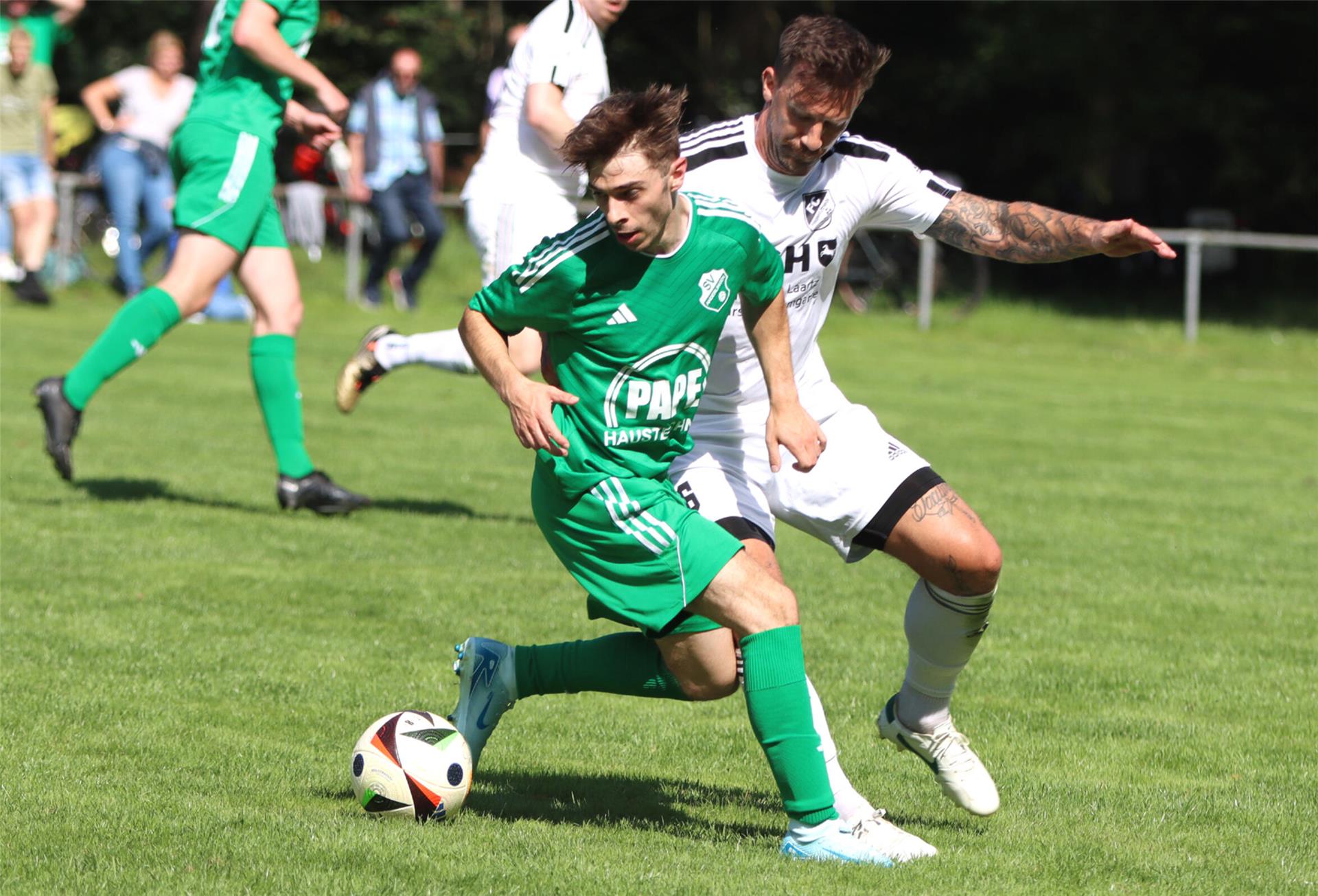 Den Torreigen beim Aufsteiger eröffnete Fabian Müller (links), der wie gewohnt durch seine Dribblings gefiel.