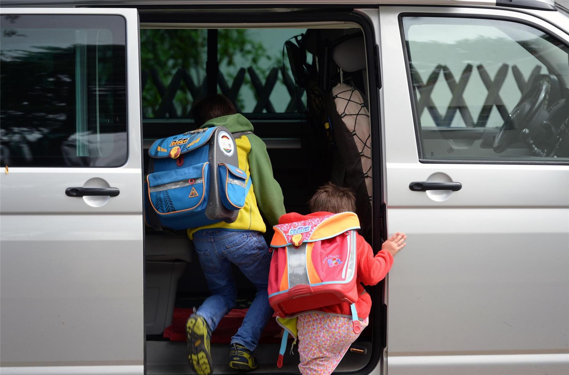 Den Weg zur Schule übernehmen immer häufiger die Eltern. In Tarmstedt ist der Frust über diese sogenannten Elterntaxis groß.