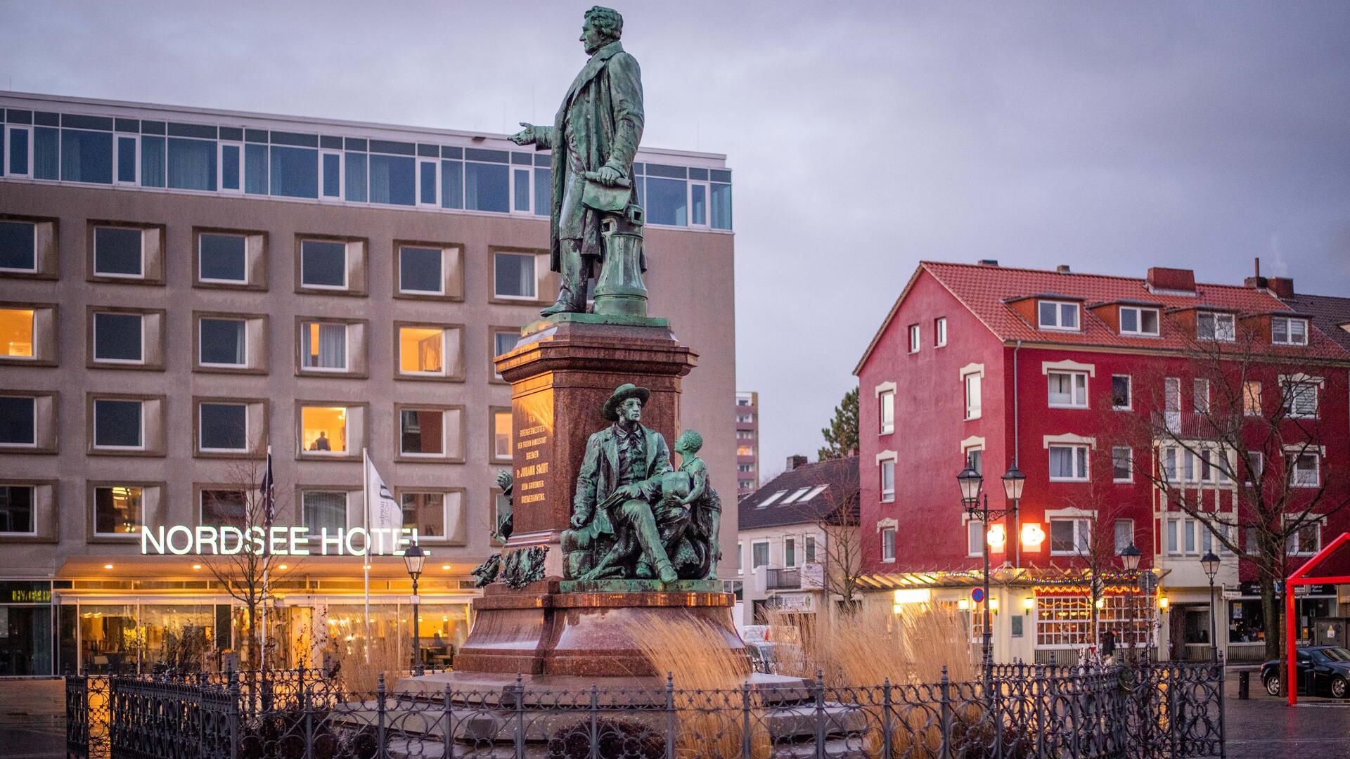 Denkmal des Bremer Bürgermeisters Johann Smidt auf dem Bremerhavener Theodor-Heuss-Platz: Die Kommission könnte die Debatte voranbringen.