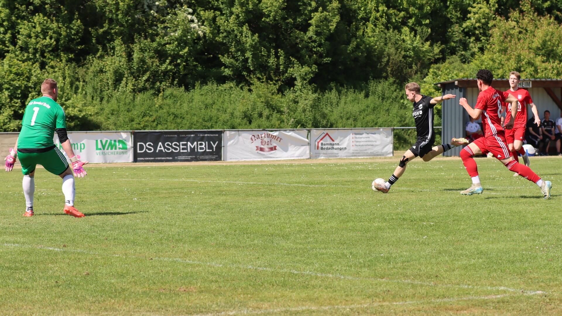 Bülstedt/Vorwerk schlägt Hesedorf/Nartum im Spitzenspiel mit 4:2 Dennis Brückner setzt sich gegen Elias Lagili durch und erzielt das 2:0 für den TSV Bülstedt/Vorwerk.