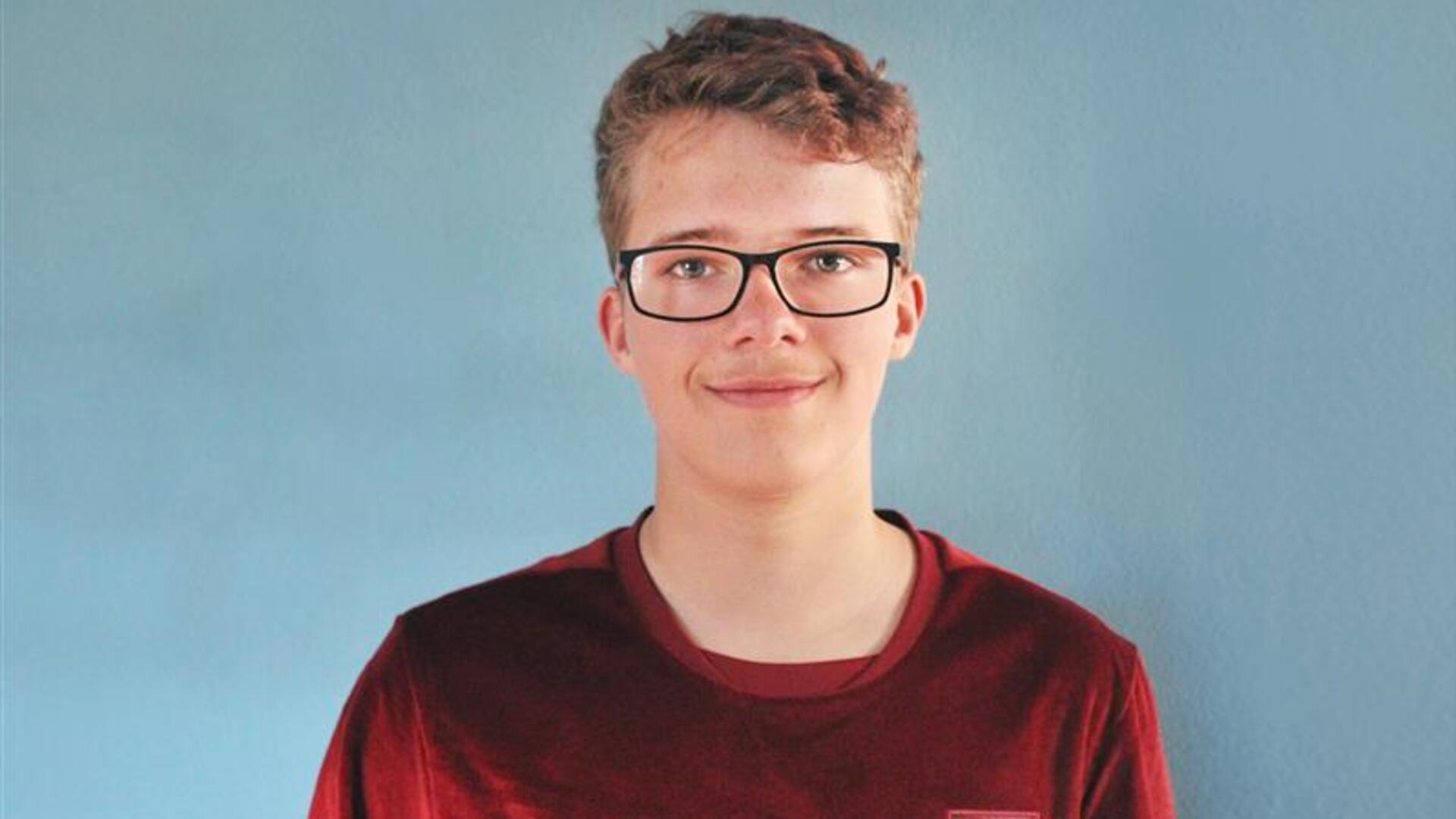 Ein Junge schaut in die Kamera