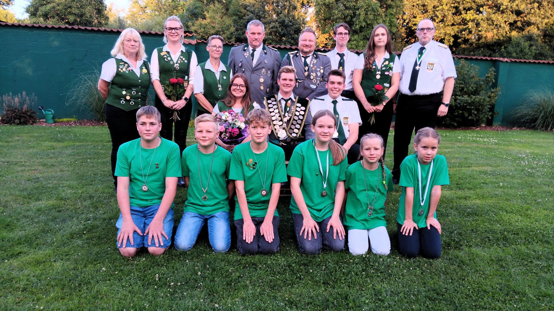 Gruppenfoto mit Schützen. Der 21-jährige Dirk Witte ist neuer Schützenkönig in Nartum und tritt die Nachfolge von Günter Röhrs an. Gemeinsam mit seinem Vater Frank Witte, nun 1. Ritter, führt er das neue Königshaus an.