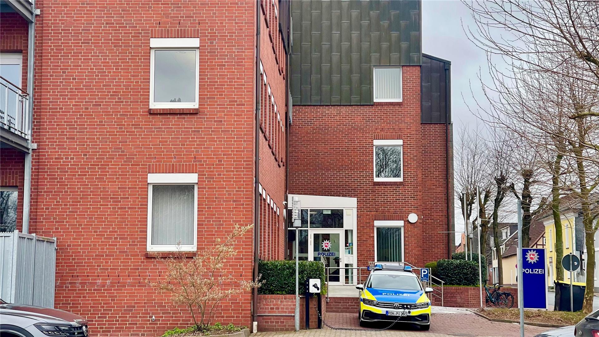 Der 22-jährige Bremervörder, der bereits in den vergangenen Tagen durch mehrere Straftaten auffällig geworden war, hat am Mittwochabend erneut zugeschlagen: Mit flüssigem Grillanzünder sowie Stoff- und Papiertüchern versuchte er, die Bremervörder Polizeidienststelle am Huddelberg in Brand zu setzen.