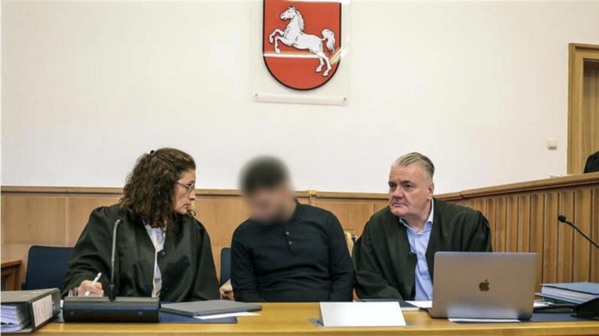 Der 34-jährige Angeklagte sitzt zwischen seinen Anwälten Dinah Busse und Dirk Meinicke im Schwurgerichtssaal.