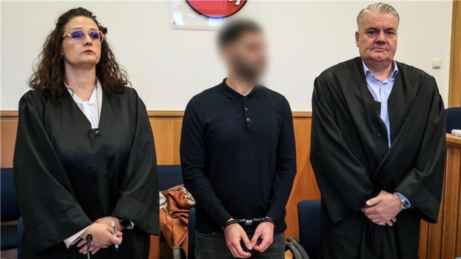 Der 34-jährige Angeklagte steht zwischen seinen Anwälten Dinah Busse (l) und Dirk Meinicke im Schwurgerichtssaal.