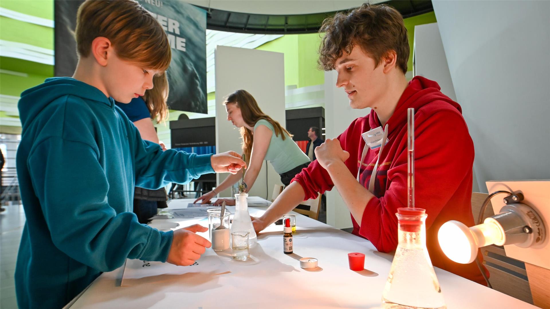 Der 8-jährige Klimahaus-Besucher Sven beobachtet gespannt das Experiment. Meteorologie-Student Johann Fechner erklärt ihm, was passiert.