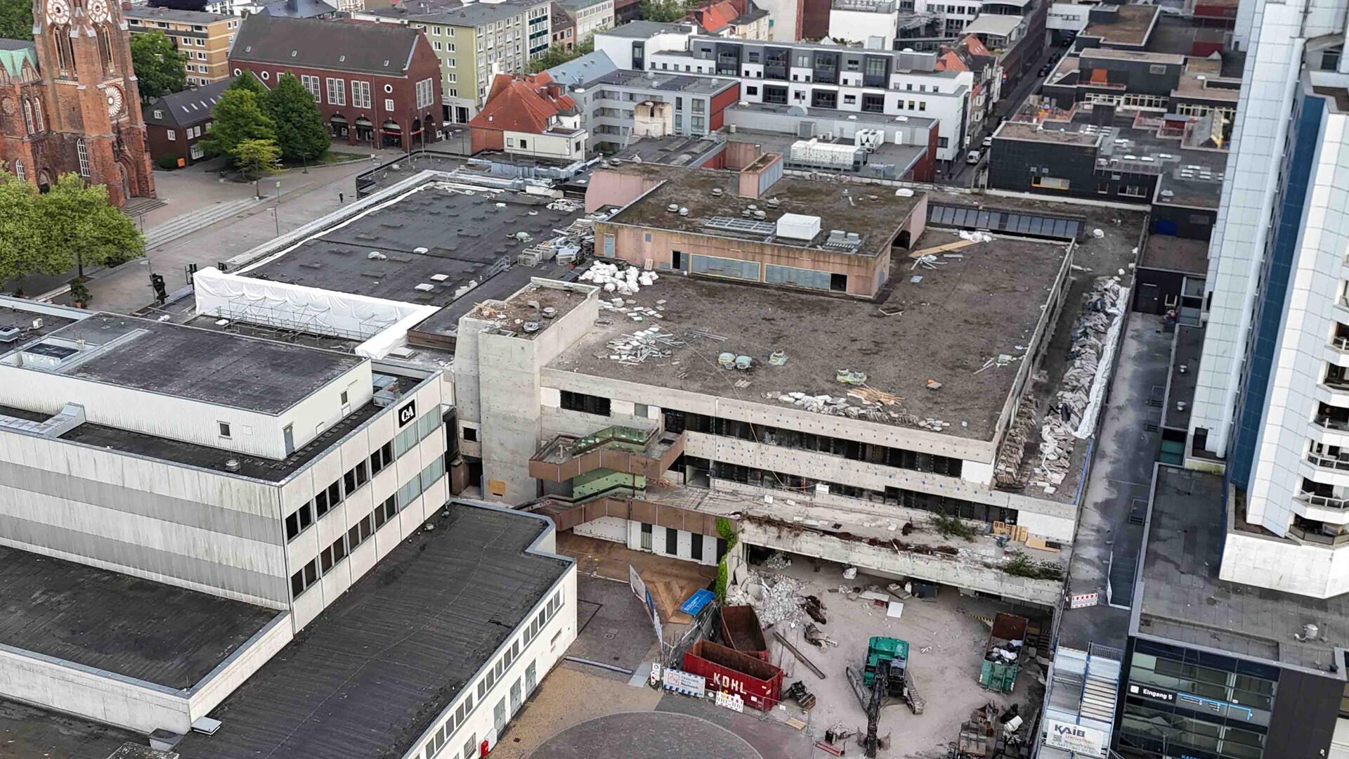 Blick auf den laufenden Abriss des Karstadt-Gebäudes