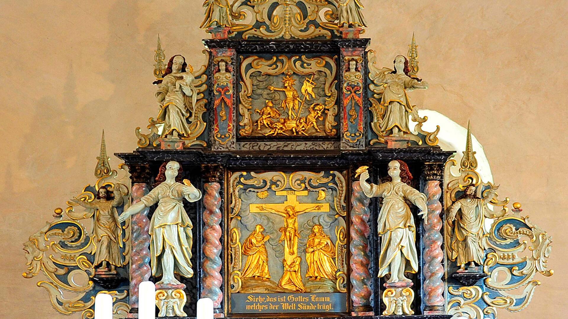 Der Altar in der Misselwardener Kirche ist mit Statuen der sieben Tugenden geschmückt.