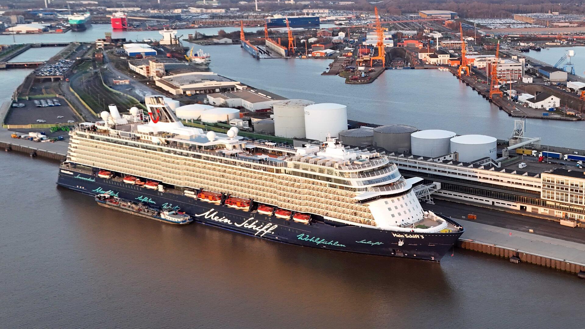 Blick auf die Columbuskaje in Bremerhaven an der die "Mein Schiff 3" liegt.