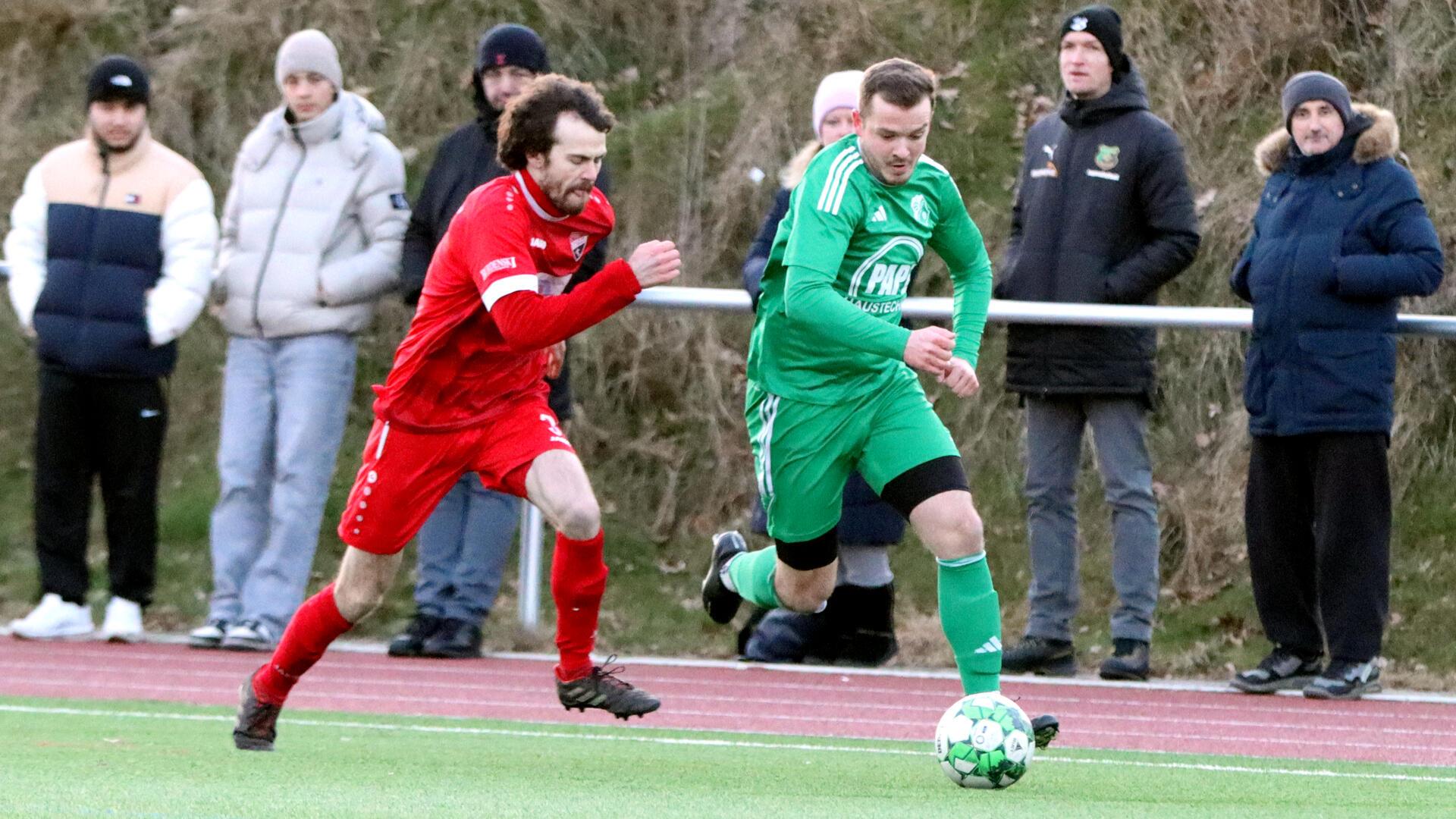 Der Anderlinger Nils Tiedmann (rechts) machte viel Druck über den Flügel und leitete das 2:0 von Andre Steffens ein.