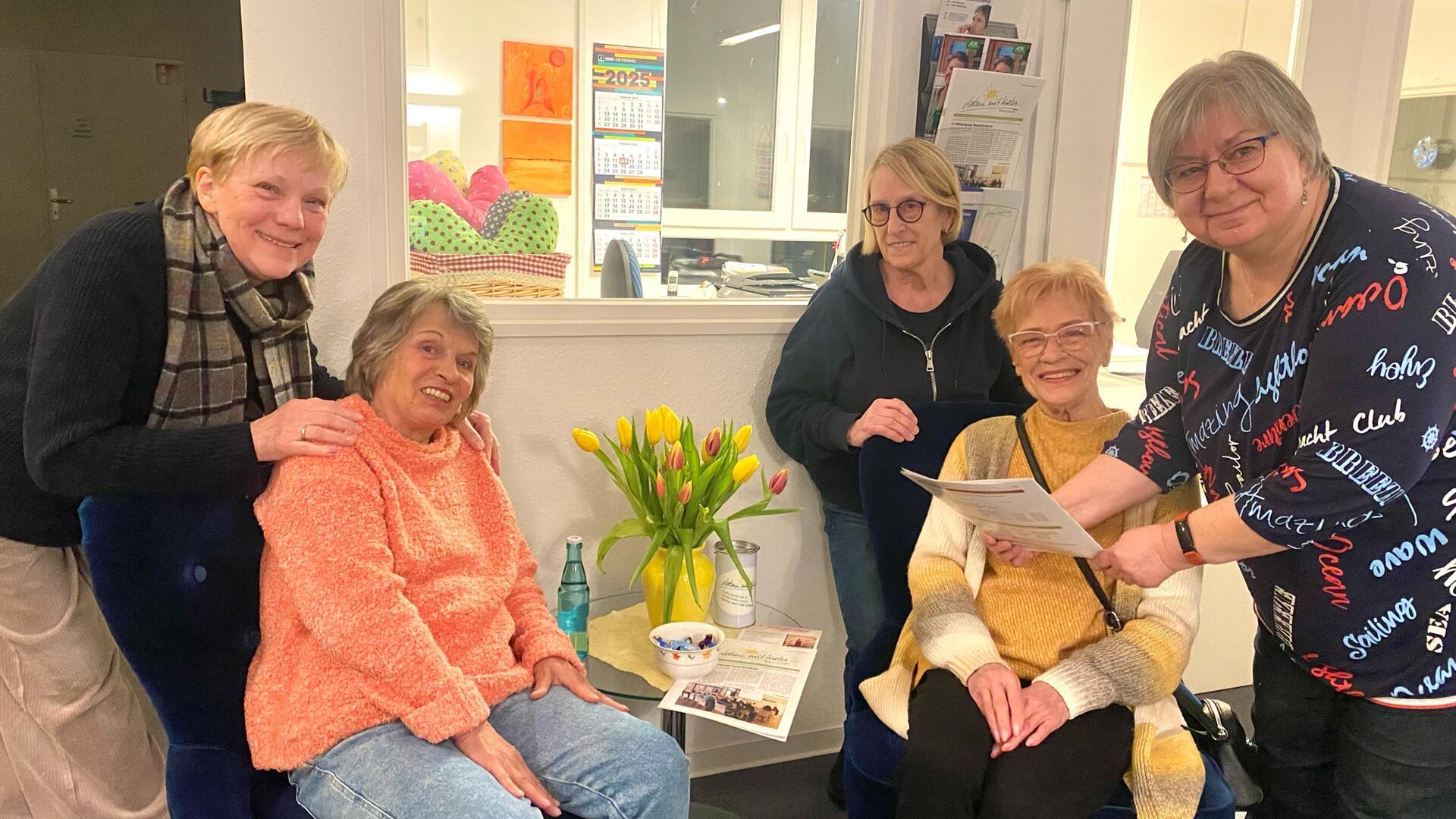 Die neue Selbsthilfegruppe des Bremerhavener Vereins Leben mit Krebs mit (v.li.) Uschi Leiste, Cornelia Wagener, Christel Lukaßen, Doris Fröhlich und Susanne Heins lädt Menschen mit einer Krebserkrankung zum Sich-Austauschen ein