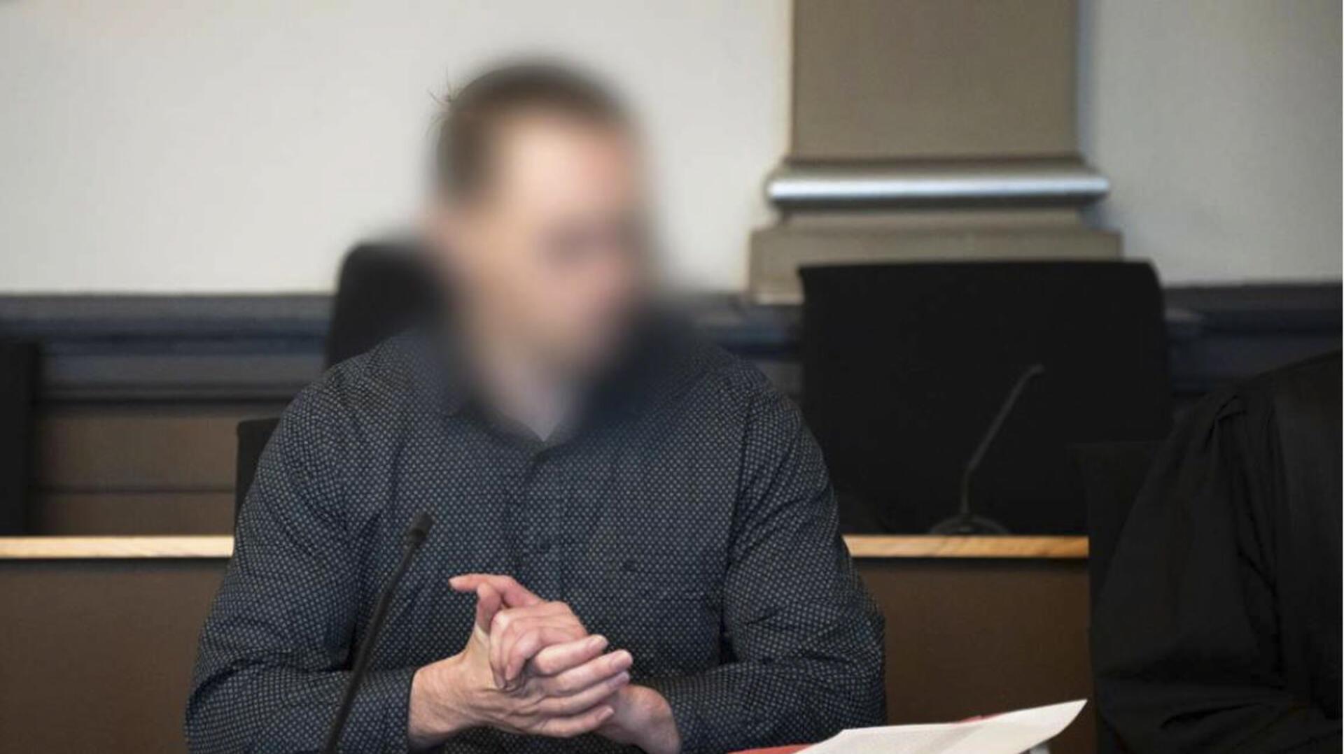 Der Angeklagte sitzt im Gerichtssaal im Landgericht Verden. Der Soldat soll vier Menschen aus dem Umfeld seiner damaligen Ehefrau erschossen haben. Ende Februar soll das Urteil gesprochen werden.