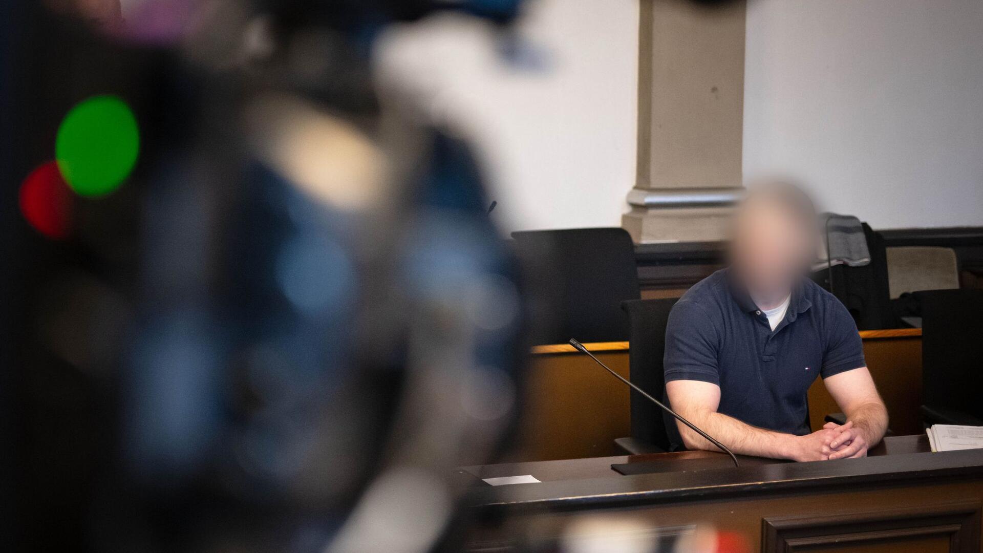 Der Angeklagte sitzt im Gerichtssaal vom Landgericht Verden. Der Mann soll vier Menschen aus dem Umfeld seiner damaligen Ehefrau erschossen haben.