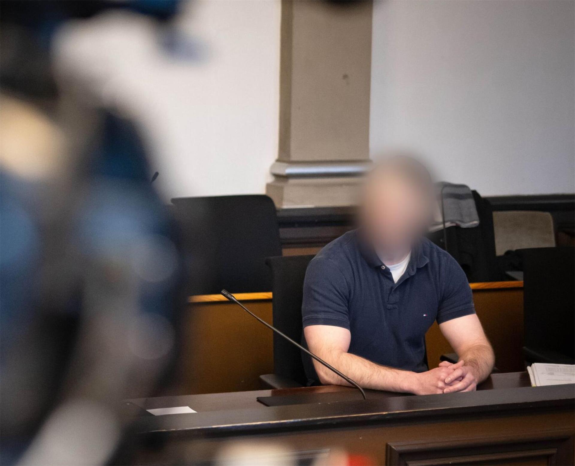 Der Angeklagte sitzt im Gerichtssaal vom Landgericht Verden. Der Mann soll vier Menschen aus dem Umfeld seiner damaligen Ehefrau in Westervesede und Brockel erschossen haben.