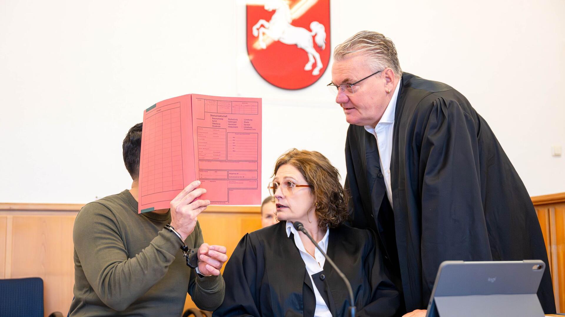 Der Angeklagte spricht zu Prozessbeginn mit seinen Anwälten Dinah Busse und Dirk Meinicke in einem Verhandlungssaal des Landgerichts Stade. Die Aufnahme entstand am Freitag, dem Tag des Urteils.