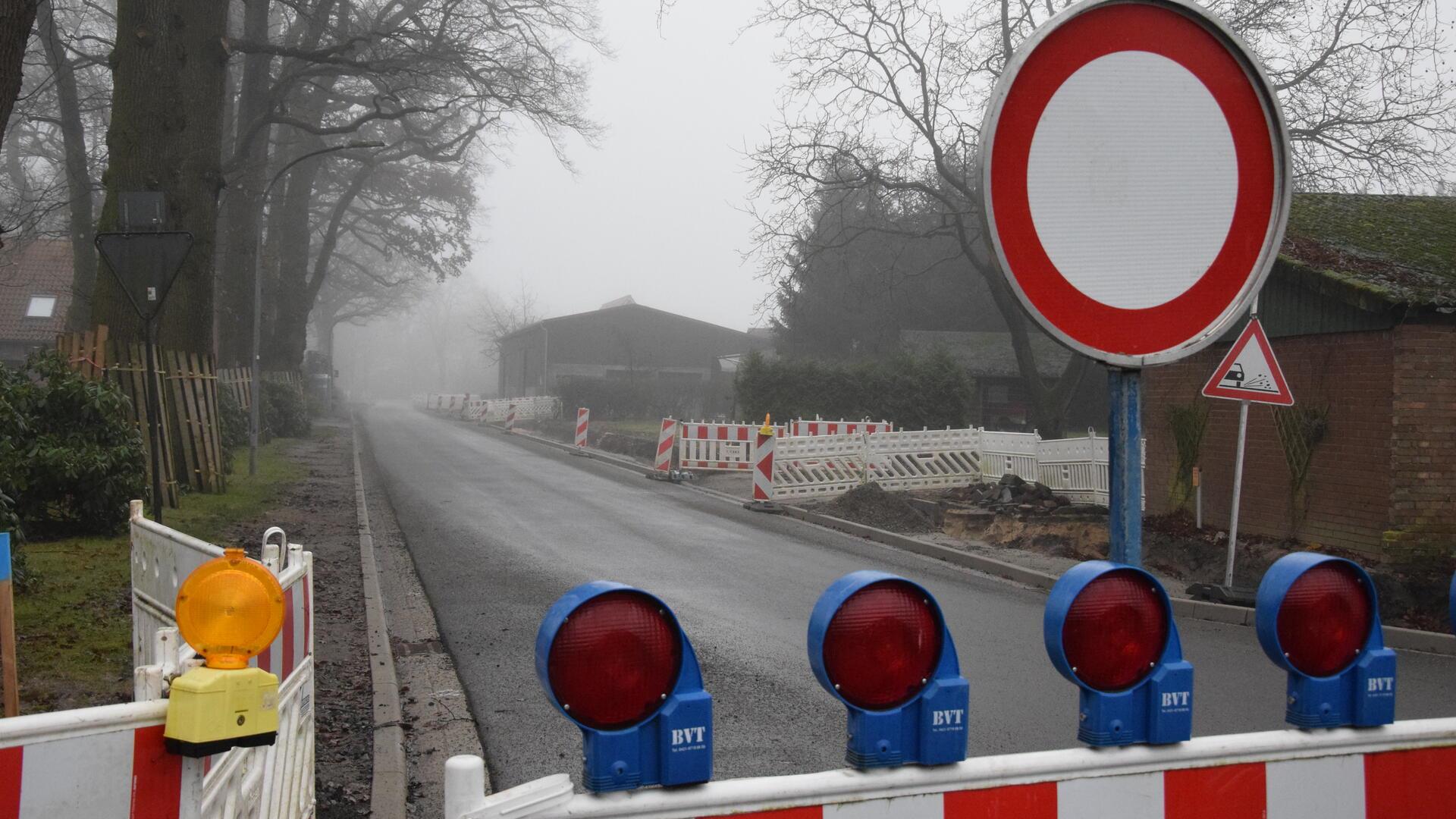 Die für den Durchgangsverkehr gesperrte Ortsdurchfahrt von Rockstedt in Richtung Ostereistedt. 