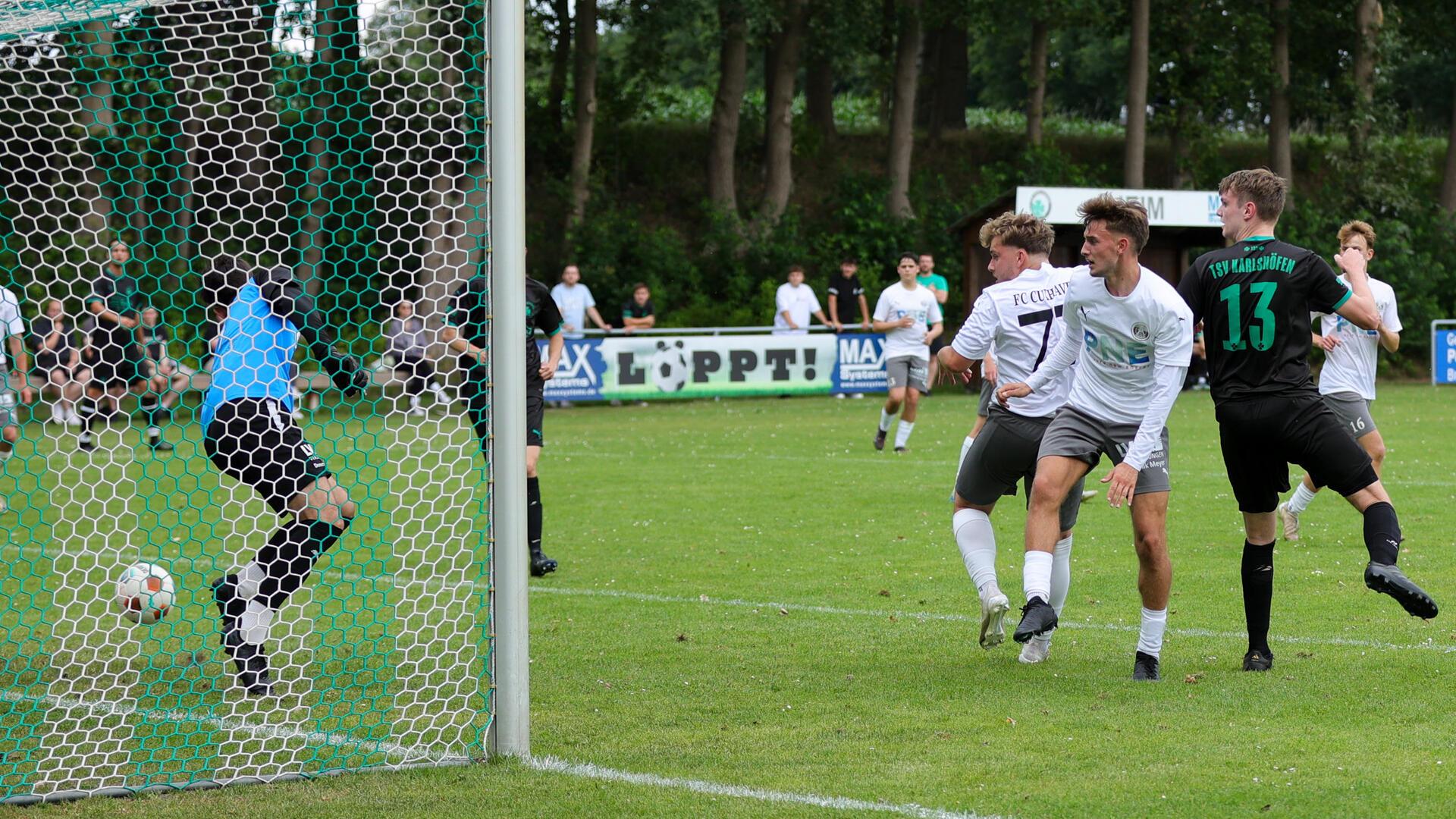 Der Ausgleich für den TSV: Michel Stolzenberg setzt sich gegen gleich zwei Cuxhavener durch und überwindet per Kopf FC-Keeper Tjark Mertha.