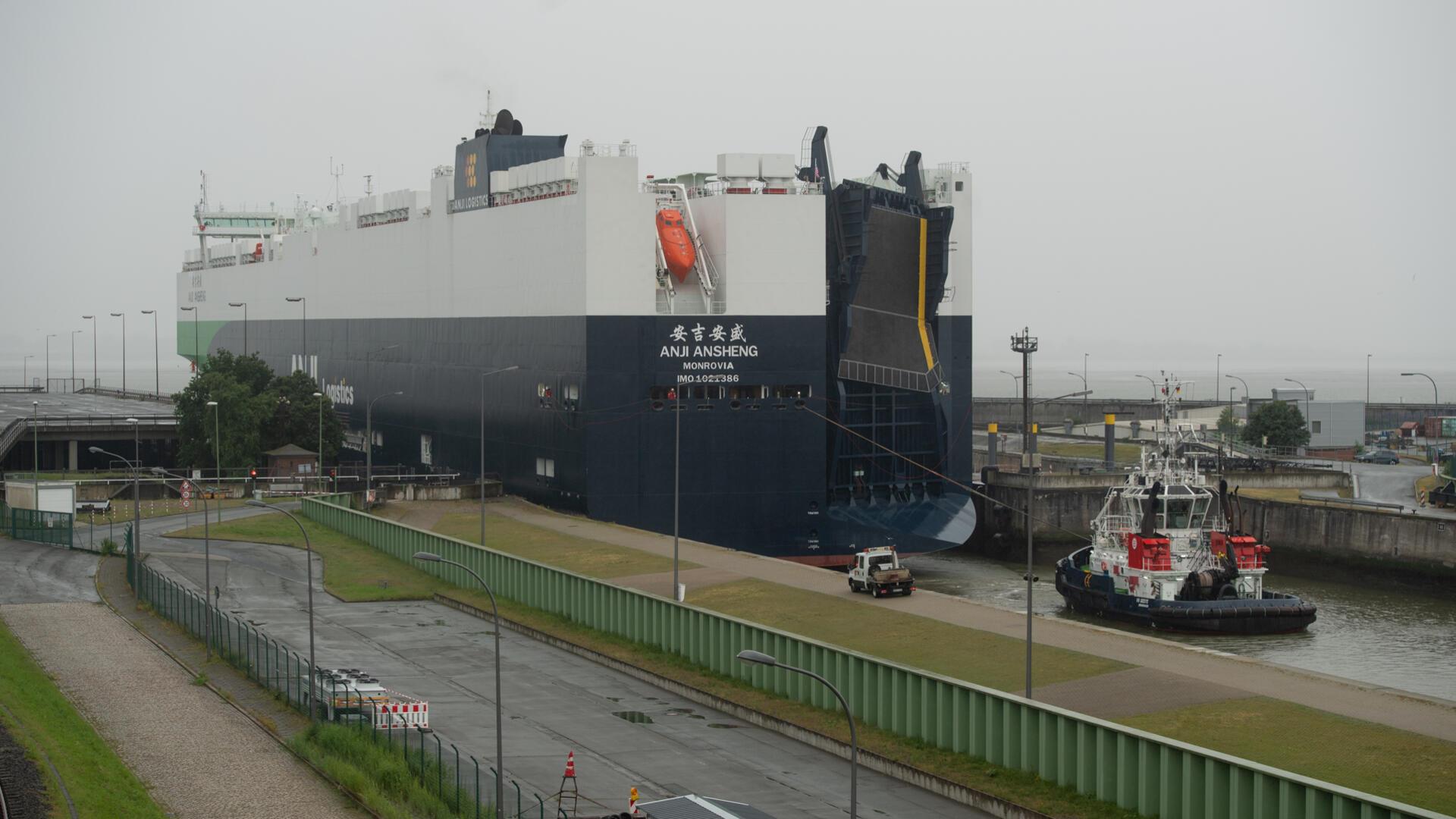 Das 228 Meter lange Schiff transportiert rund 9.500 Fahrzeuge, überwiegend aus chinesischer Produktion.