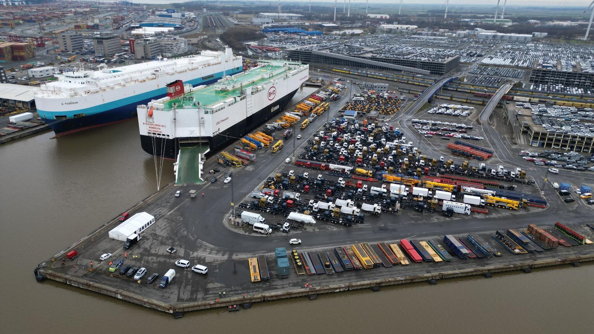 Chinesischer BYD-Autofrachter legt in Bremerhaven an Der Autofrachter „BYD Explorer No.1“ liegt mit 3000 Neuwagen an Bord in Bremerhaven im Auto-Terminal der BLG (Aufnahme mit einer Drohne).