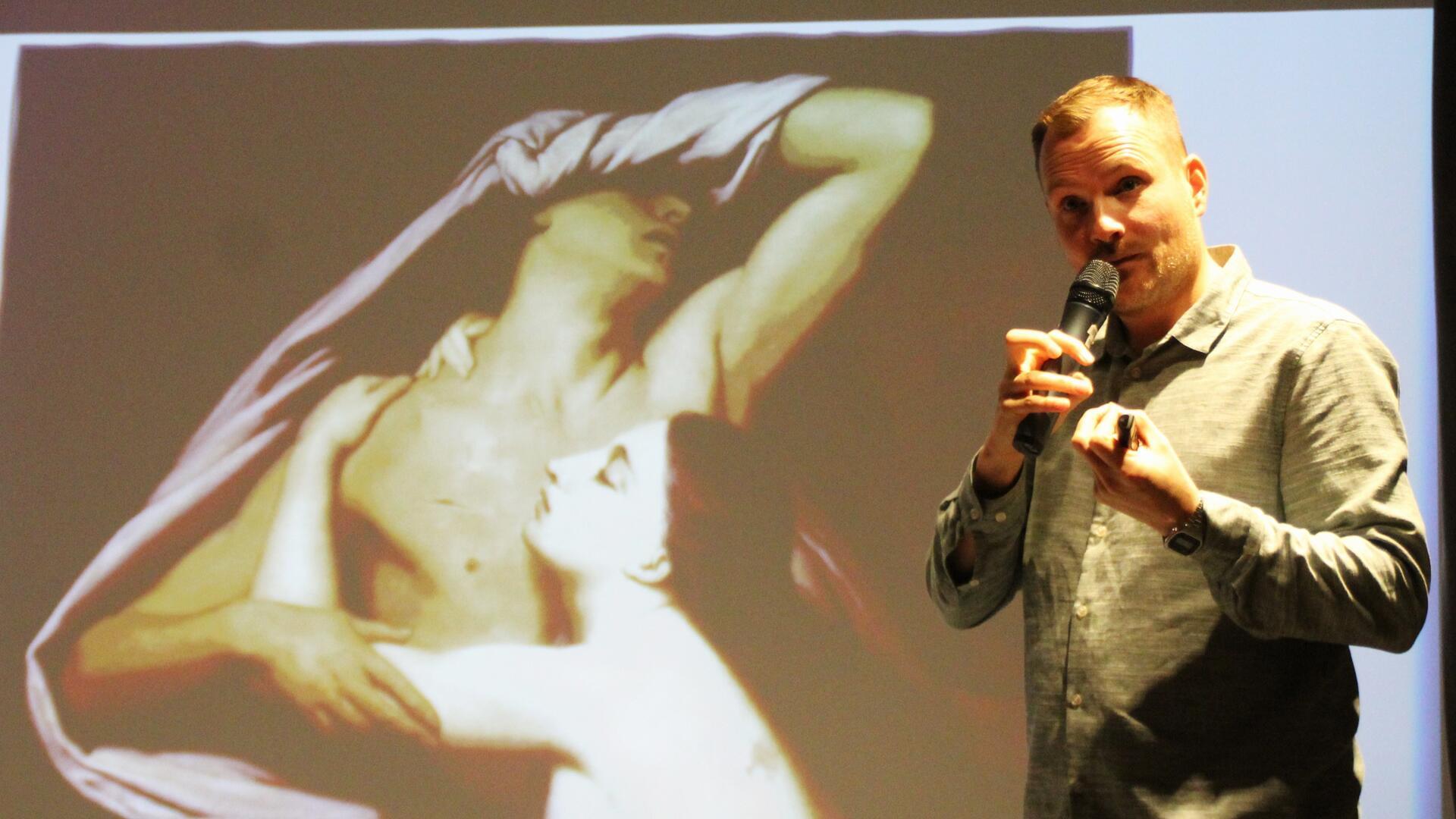 Der Autor Jakob Schwerdtfeger bei seinem Auftritt im September 2025 in der Stadtbibliothek Bremerhaven.