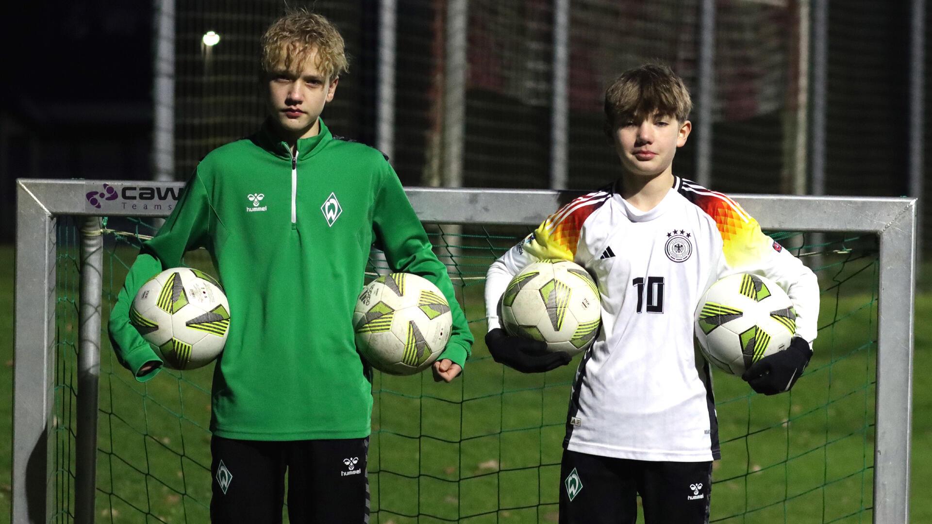 Der Ball ist der große Freund von Manuel Boger und Tjark Ahrens, die sich beim SV Werder Bremen einen Traum erfüllen möchten.