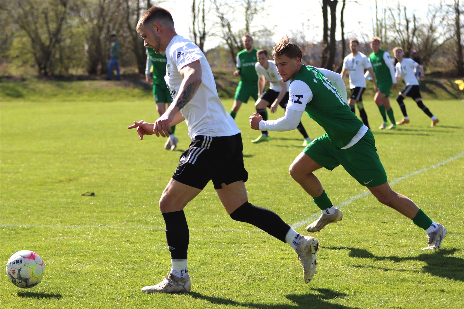 Der Beverner Offensive um Justin Brünjes (links) fehlte beim FC Wörpetal jegliche Durchschlagskraft.