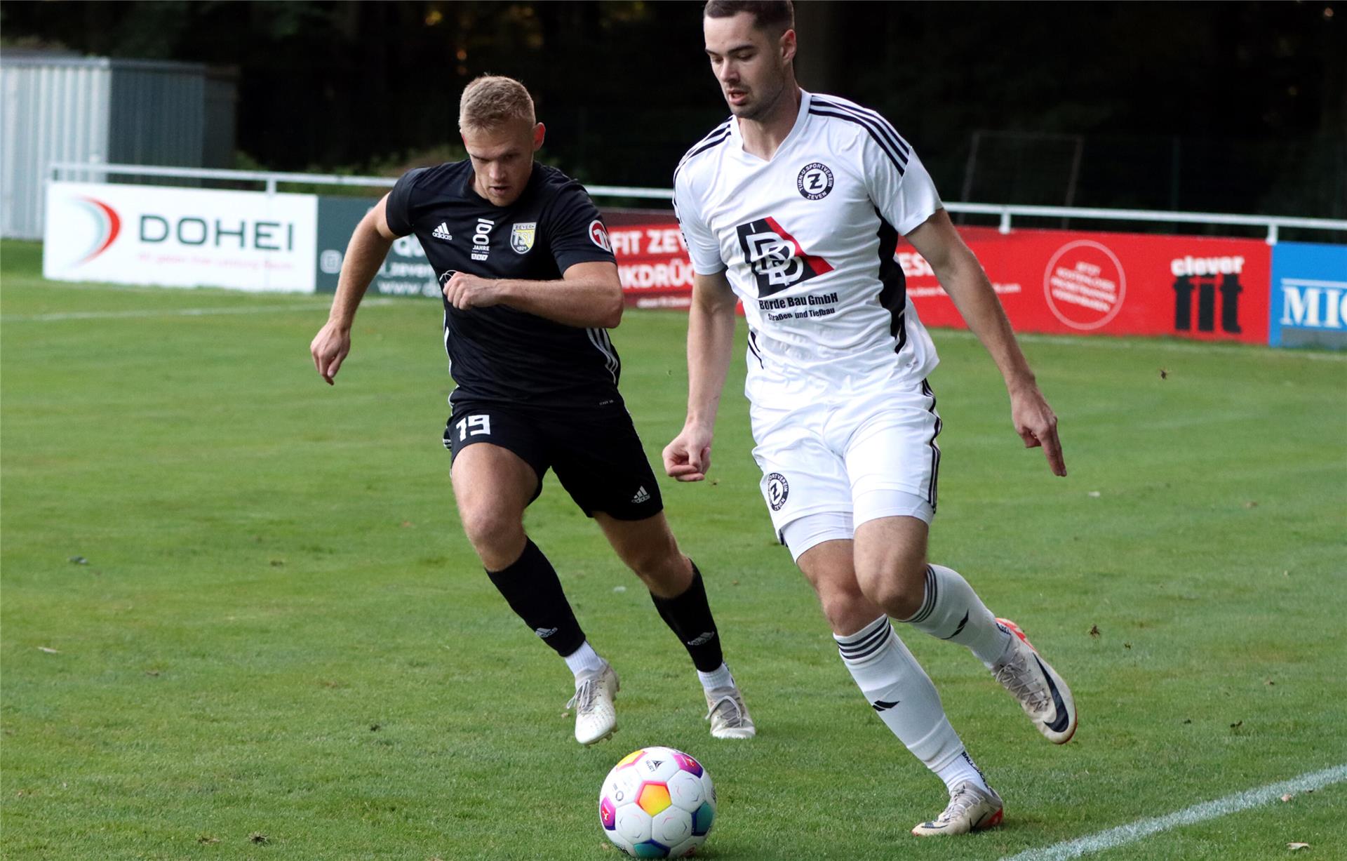 Der Beverner Patrick Willen (links) erzielte den 2:1-Führungstreffer für den TSV Bevern. Am Ende jedoch unterlagen die Gäste in Hemslingen mit 2:4. 
