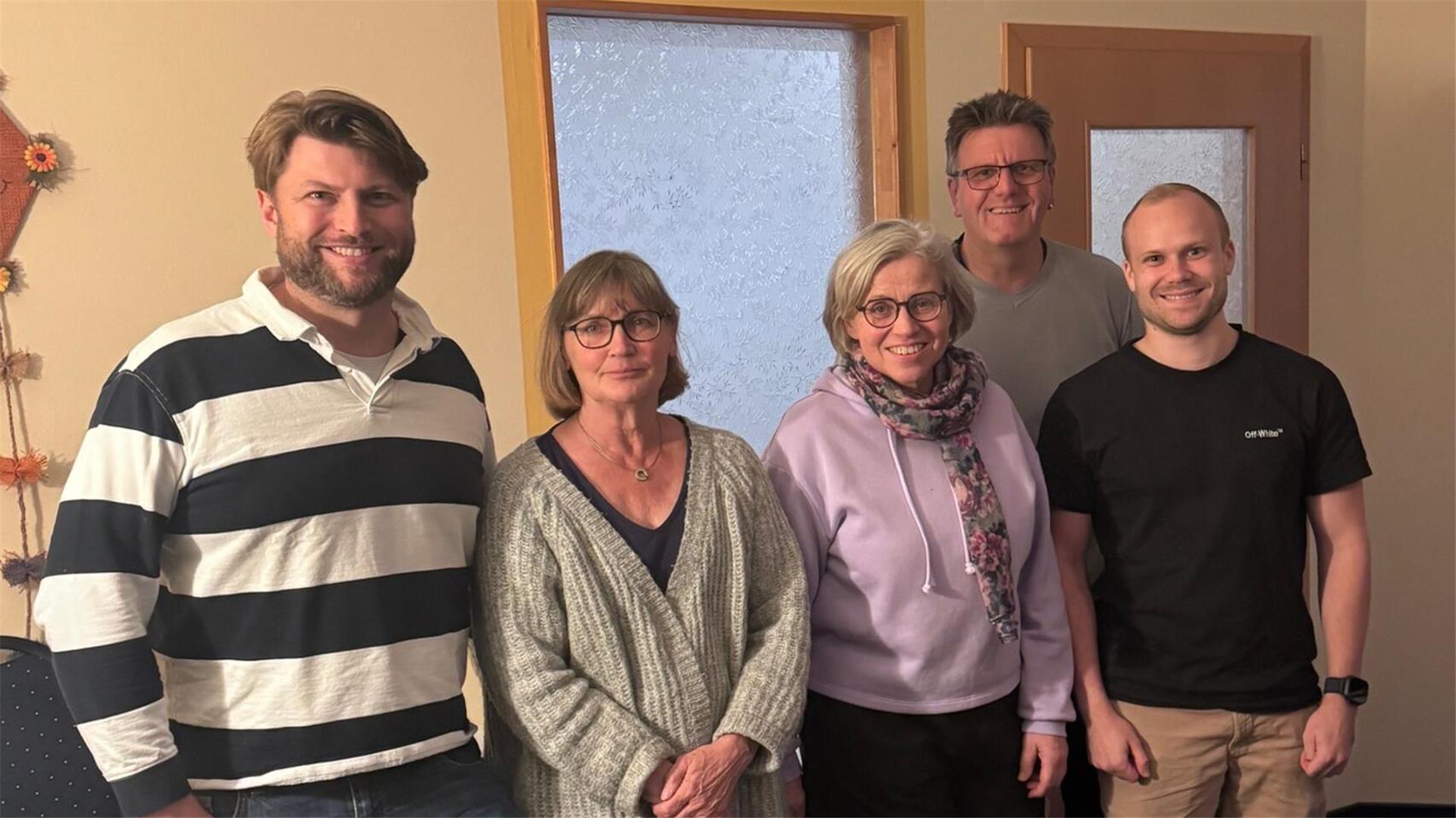 Gruppenbild mit fünf Personen; drei Männer und zwei Frauen