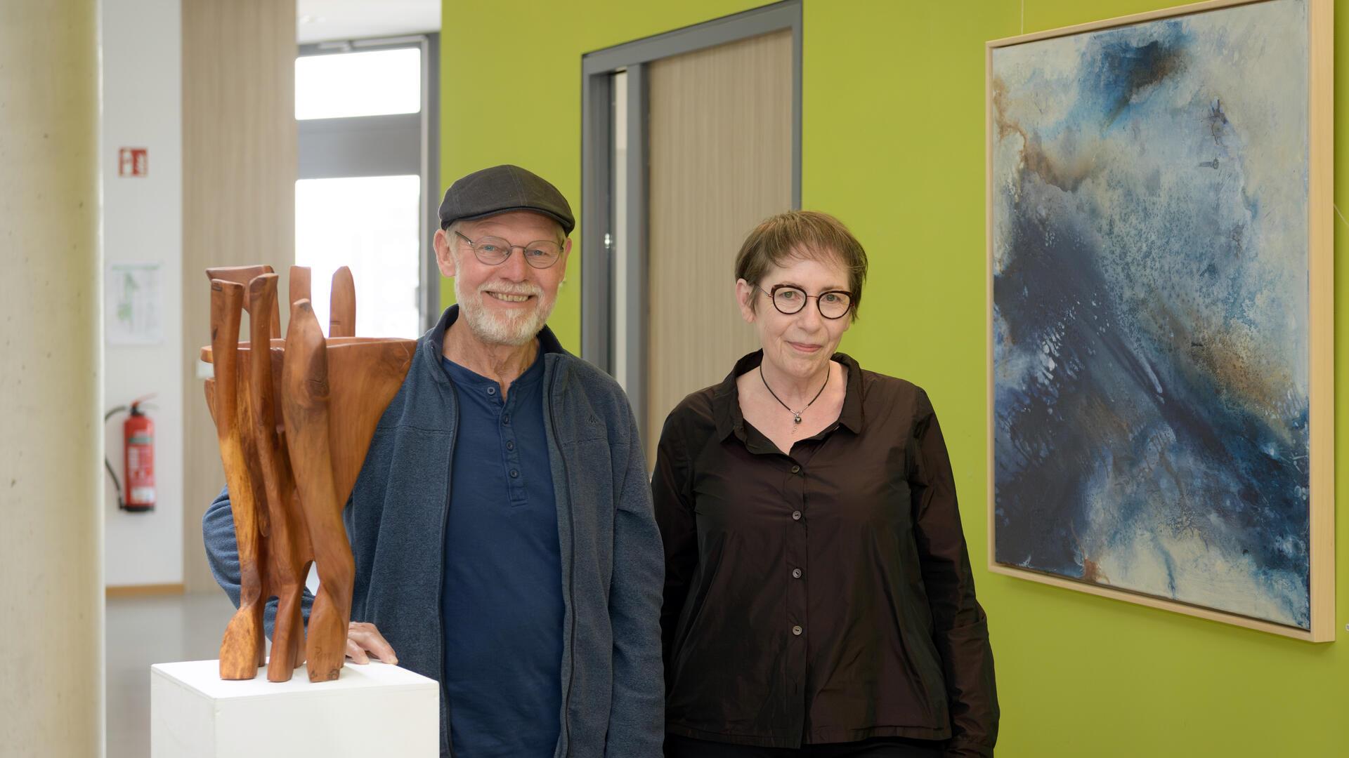 Der Bildhauer Reiner Madena und die Malerin Claudia Lüdemann stellen gemeinsam in der Arbeitnehmerkammer aus.