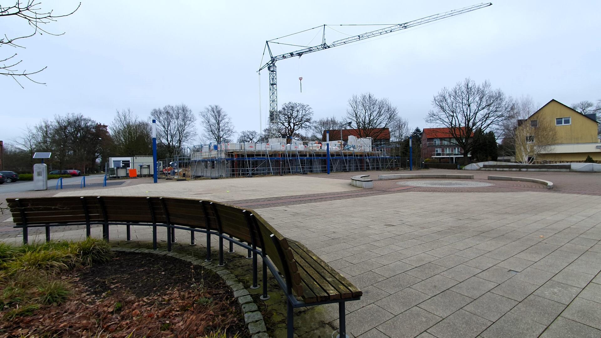 Blick auf den Bohlenplatz in Schiffdorfs Ortsmitte. Der Ortsrat hat nun Ideen diskutiert, wie der Platz belebt werden kann.