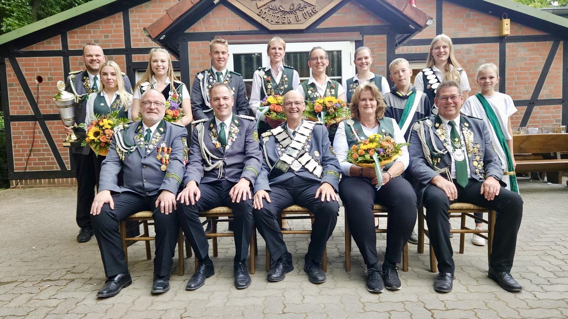 Der Boitzener Hofstaat 2024. Vordere Reihe (v.l.): Eckhard Schneider, Florian Brunkhorst, Rainer Klindworth, Ines Klindworth, John Dankers. Hintere Reihe (v.l.) : Marco Augustin, Zoe Müller, Cora Schneider, Mika Klindworth, Ewa Oerding, Nicole Klindworth, Birte Postels, Jannes Brinkmann, Leonie Heldberg, Luisa Brunkhorst.