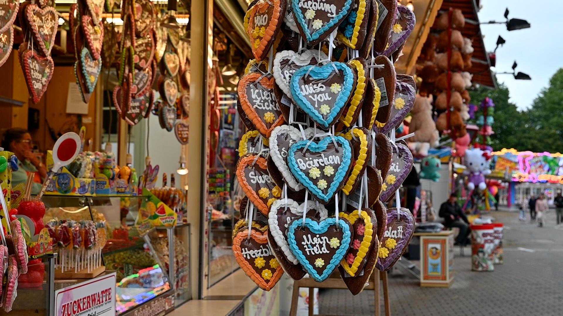 Lebkuchenherzen auf einem Jahrmarktstand.